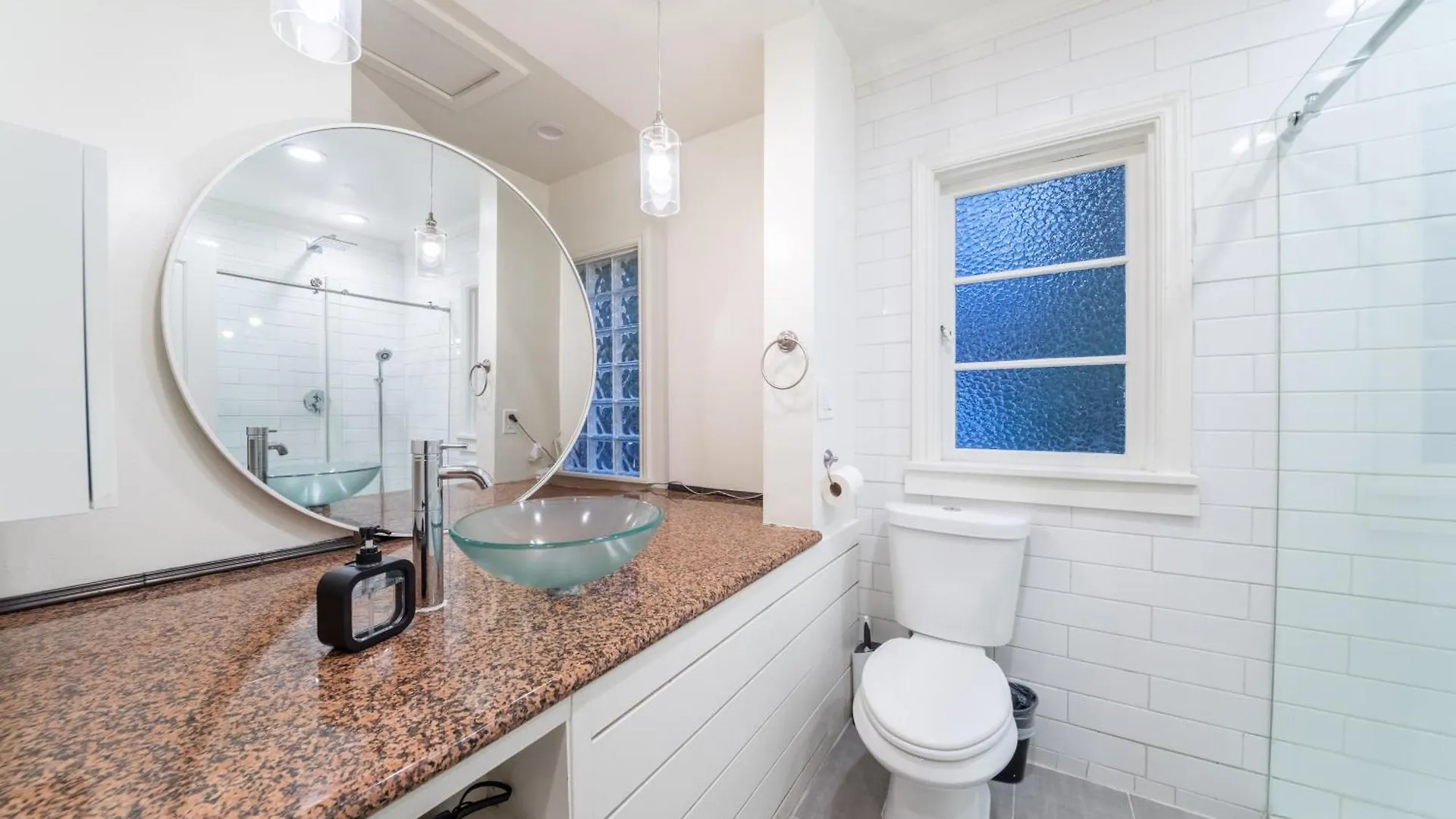 بيت للعطل Cozy Lakeview Retreat In سياتل