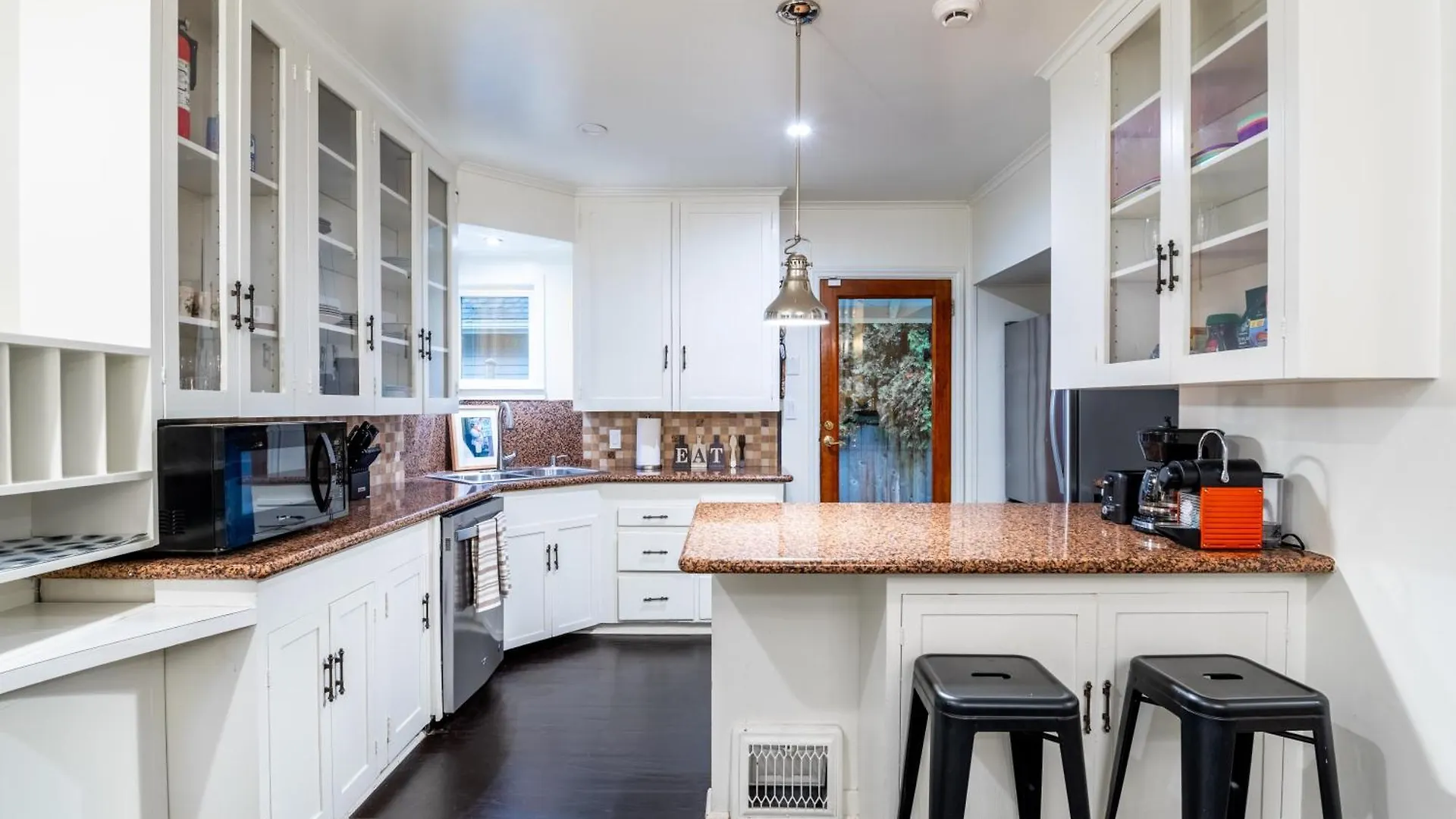 بيت للعطل Cozy Lakeview Retreat In سياتل